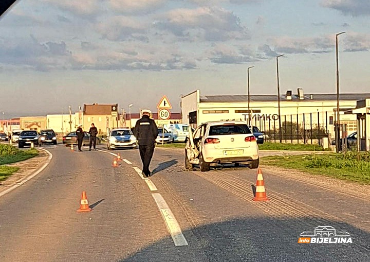 Sudar na Pavlović putu, kombi završio u kanalu (FOTO)