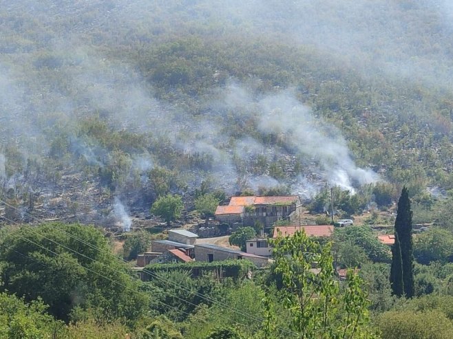 Trebinje i okolina i danas u dimu, aktivno više požarnih linija