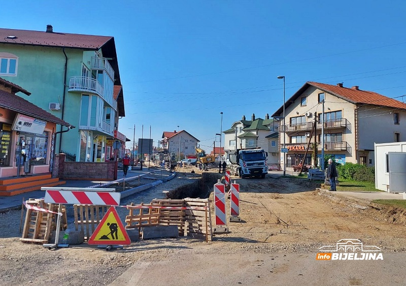 Obišli smo radove na prvoj fazi rekonstrukcije Ulice Stefana Dečanskog: Toplo vrijeme ubrzalo posao (FOTO)