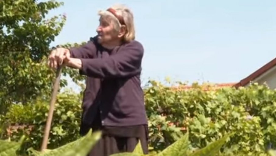 BAKU DRAGICU TEŽAK ŽIVOT NIJE SLOMIO: Ima 94 godine i dalje vrijedno radi 