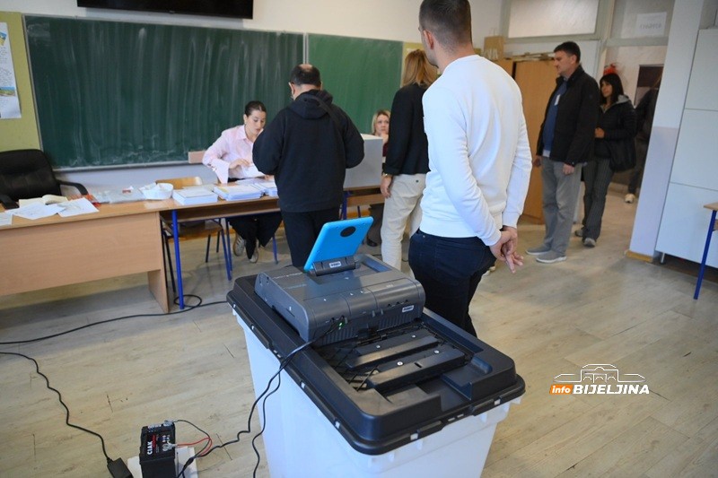 Problemi pri glasanju u Bijeljini: “Velika nervoza među biračima” (FOTO)