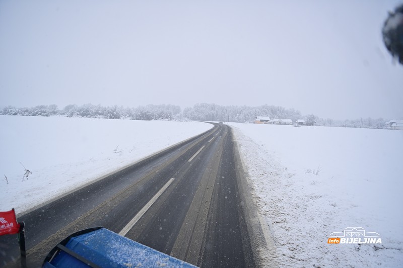 Ekipa InfoBijeljine na terenu sa vozačem grtalice: “Dosta mladih nema obzira prema nama” (FOTO)