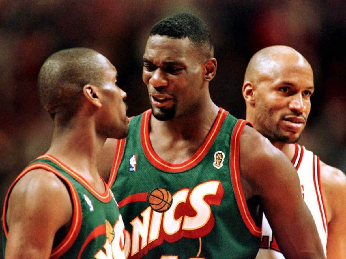 Pogledajte kako je nekadašnji NBA as počeo da puca i posijao strah među prolaznicima (VIDEO)