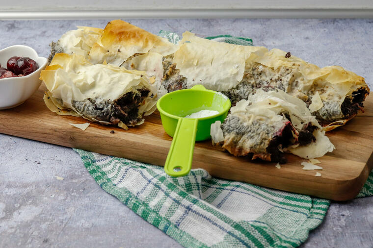 PITA OD GOTOVIH KORA SA MAKOM I VIŠNJAMA: Zasladite se bogovski! 