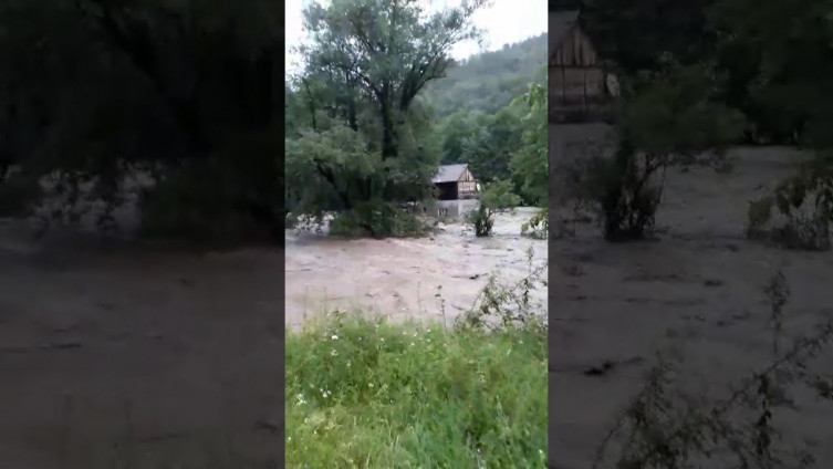 Prve žrtve poplava u Srbiji: Pokušali zaustaviti bujicu, voda ih odvukla