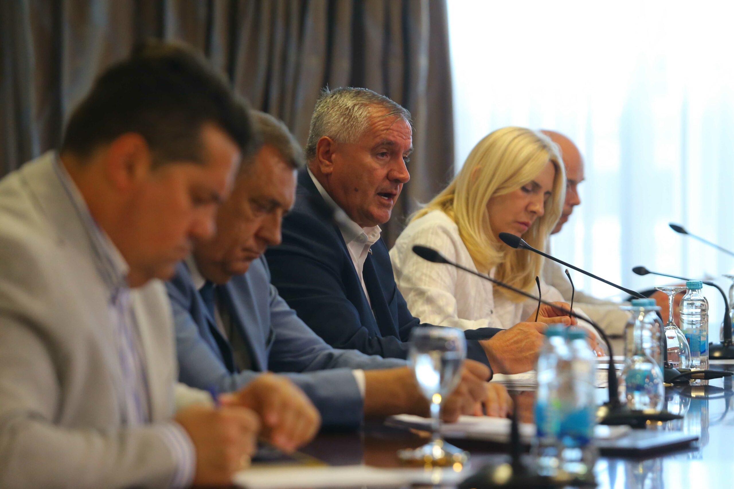 Krcata sala Vlade RS: Više od 100 direktora i rukovodilaca na sastanku kod Viškovića (FOTO)