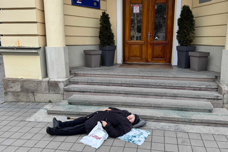 Penzionerka iz Leskovca u protestu: Ležala ispred Opštine zbog dugova za smeće i niske penziije