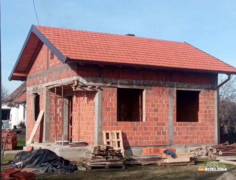 Jevtići iz Lopara dobijaju novu kuću: “Ova u kojoj živimo prokišnjava, biće nam svima lakše” (FOTO)