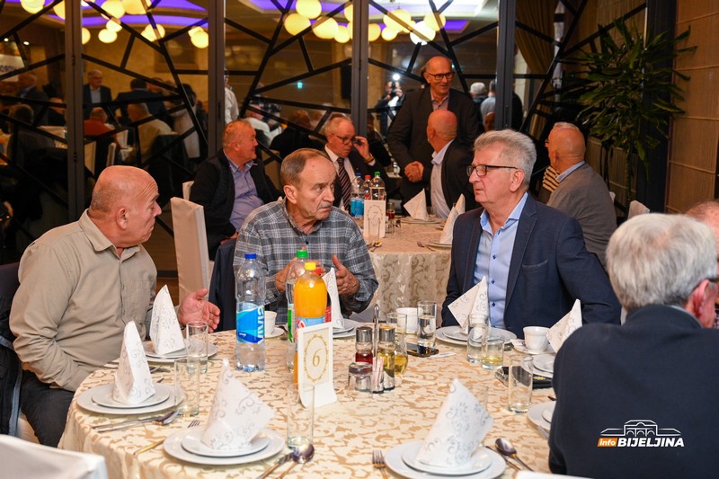 Radnici “Hidromontaže” se okupili u Bijeljini: Firma koja je iza sebe ostavila fabričke gigante i neraskidiva prijateljstva (FOTO)