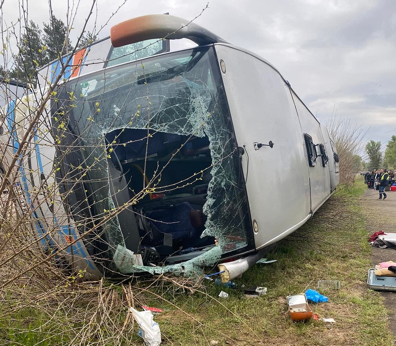 Autobus iz Srbije prevrnuo se u Mađarskoj: Vatrogasci izvlačili putnike, povrijeđena i djeca (FOTO)