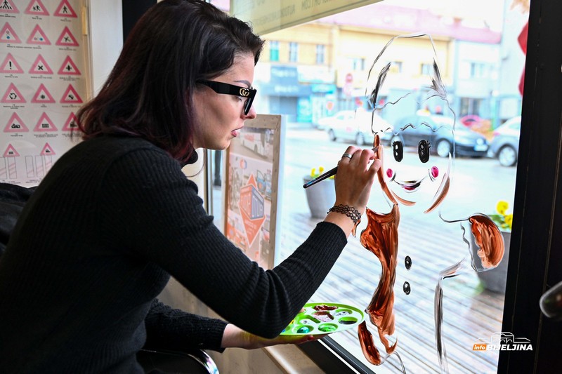 Bijeljinka oslikava izloge prazničnim motivima i donosi novogodišnju radost među sugrađane (FOTO)