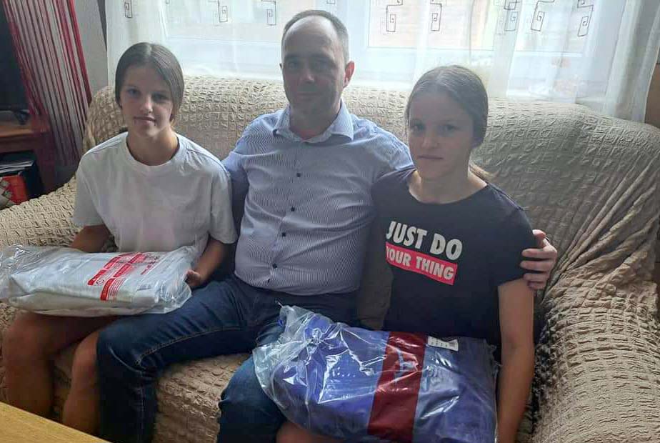 Cvijetinović posjetio porodicu Đurić: Sestrama džudistkinjama poklonio sertifikovana kimona