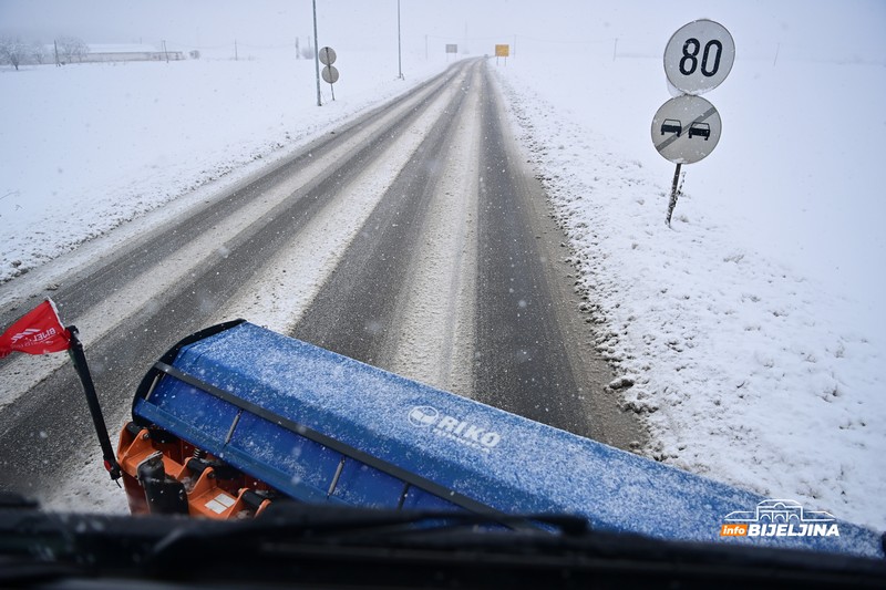 Ekipa InfoBijeljine na terenu sa vozačem grtalice: “Dosta mladih nema obzira prema nama” (FOTO)