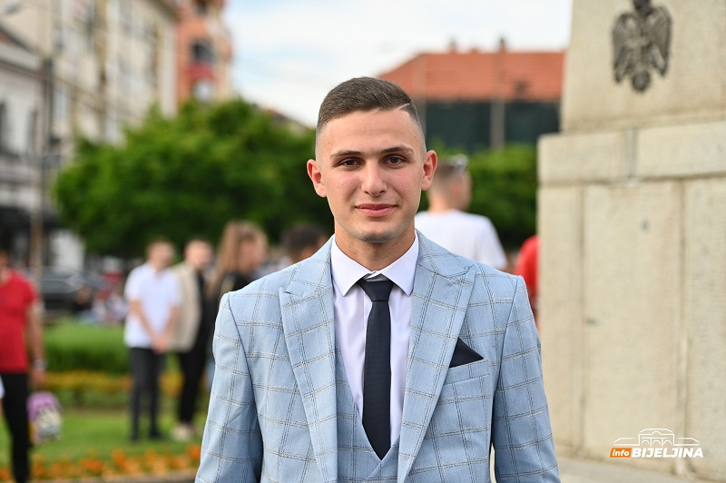 Maturanti Tehničke škole prošetali ulicama Bijeljine (FOTO)