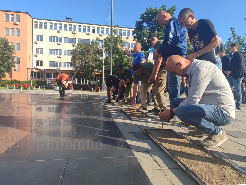 Građani Bijeljine i Lopara prislužili svijeće poginulima u ratu (FOTO)