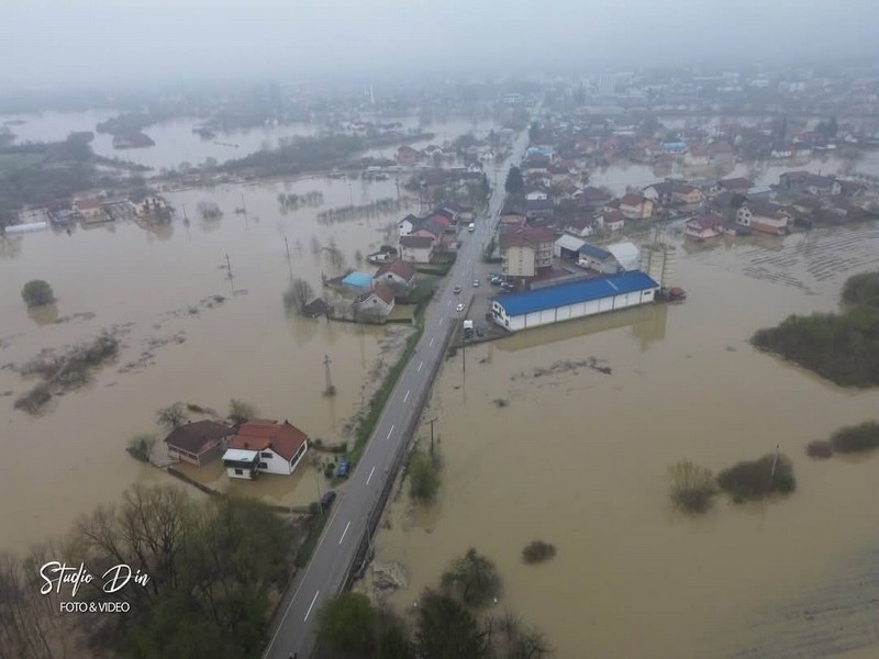 Potresne slike iz Prijedora: Poplavljeno 350 objekata, vatrogasci evakuisali građane (FOTO)