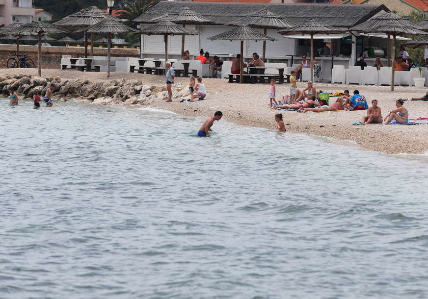 Nema vode u apartmanima, ljudi se tuširaju iz plastičnih kanistera, PAKAO U JADRANSKOM LJETOVALIŠTU
