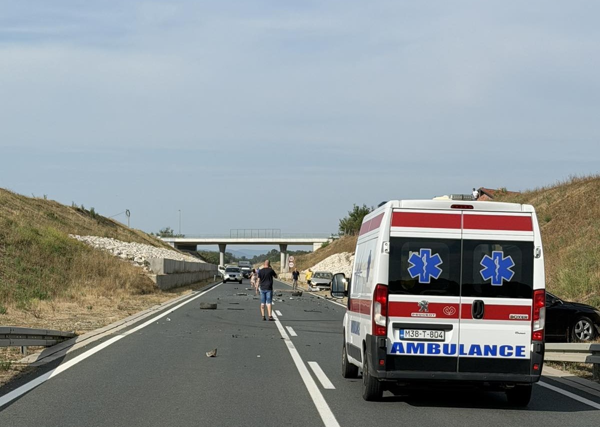 Težak udes na obilaznici oko Brčkog, na terenu hitna