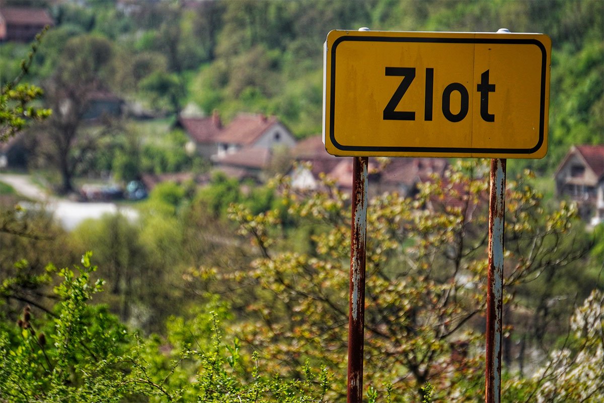 Mještani Zlota kreću u potragu za tijelom male Danke, detaljno pregledaju svoja imanja