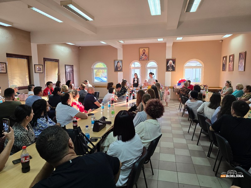 Promovisana knjiga “Kad bi iznijeli sanke” Bijeljinke Jane Čičarove: Mlada književnica izrasta u velikog umjetnika (FOTO)