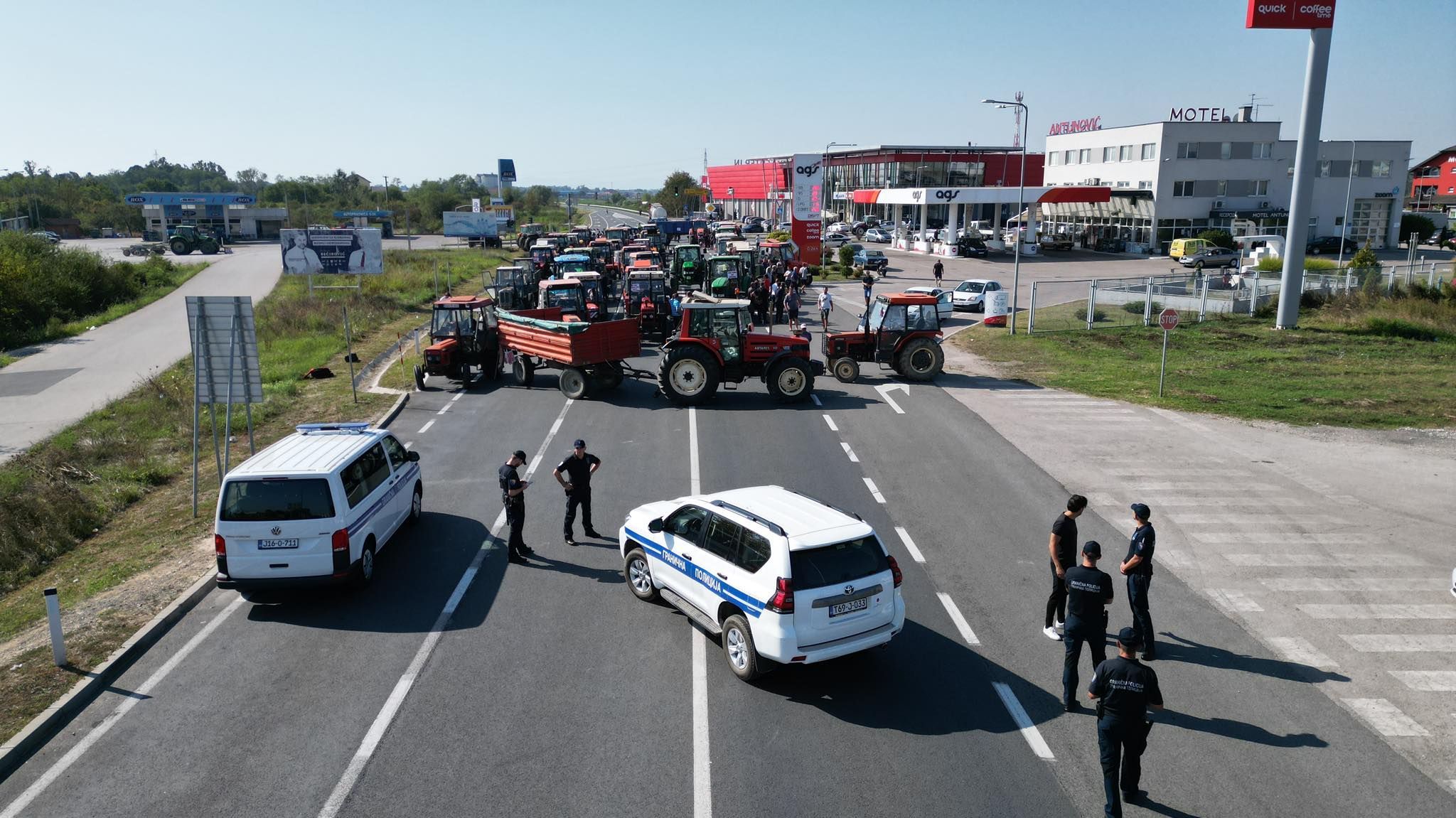 Poljoprivrednici traktorima blokirali granični prelaz u Orašju (FOTO)
