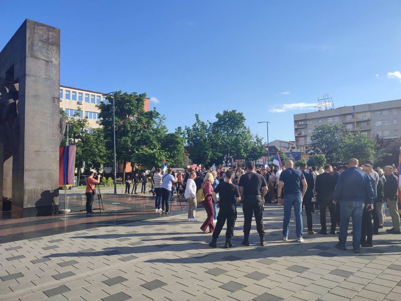Građani Bijeljine i Lopara prislužili svijeće poginulima u ratu (FOTO)