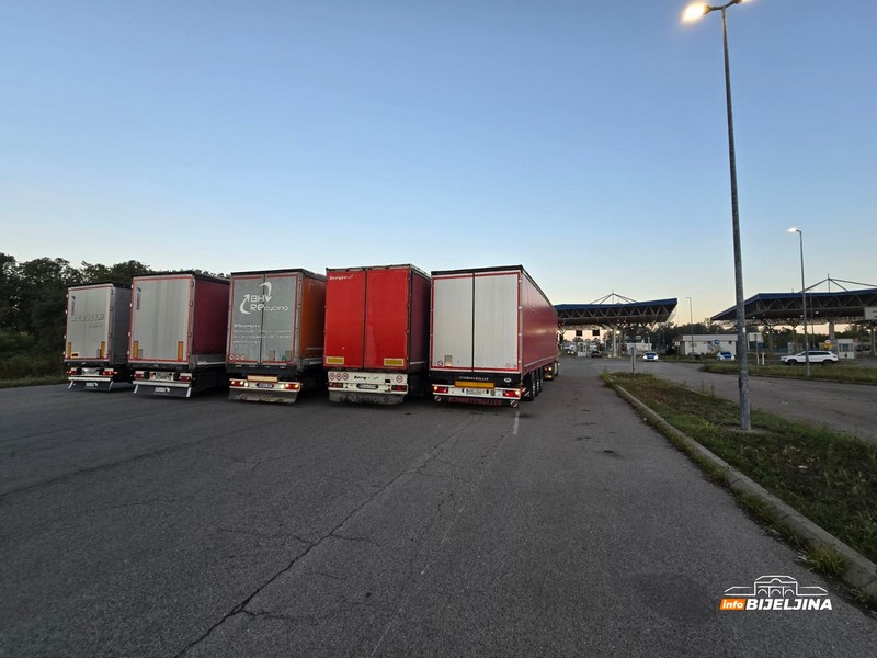 POČEO PROTEST Prevoznici blokirali Granični prelaz Rača (FOTO; VIDEO)
