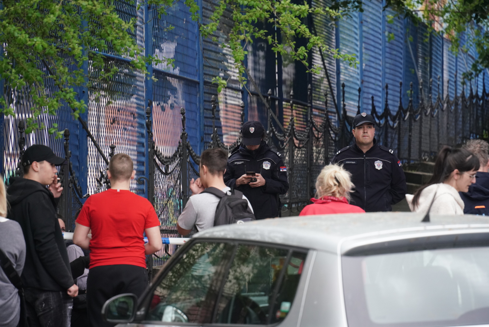 UPLAKANI DOZIVALI DJECU Potresne scene ispred škole, roditelji dotrčali u bademantilima i kućnim papučama, jauci odzvanjali Vračarom (FOTO)