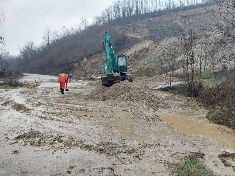Lopare pod oprezom: Rastu vodostaji rijeka i potoka, most U Mačkovcu oštećen /FOTO/