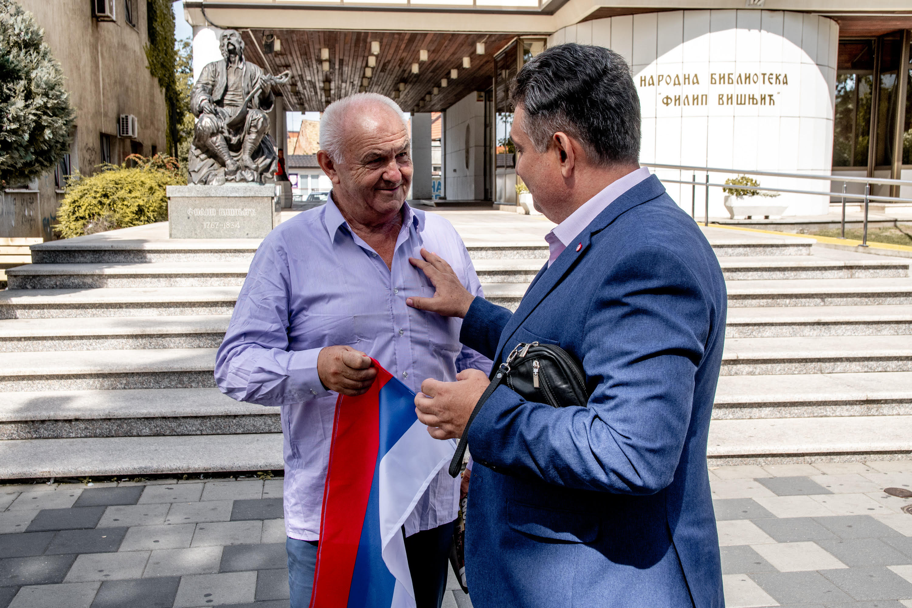 Kandidati SNSD-a dijelili zastave Republike Srpske i Republike Srbije građanima Bijeljine