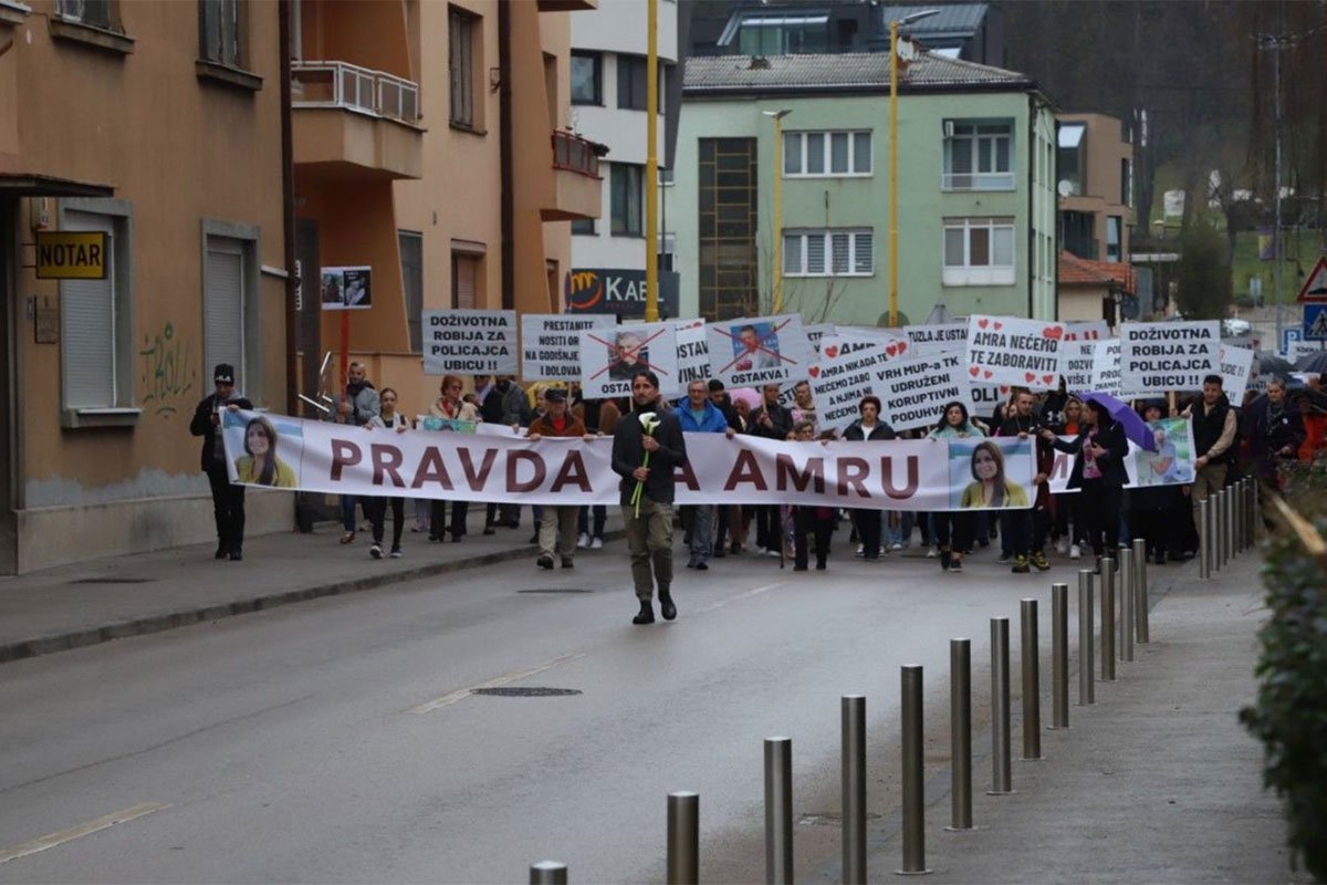 Tuzla: Održana mirna protestna šetnja za ubijenu Amru Kahrimanović