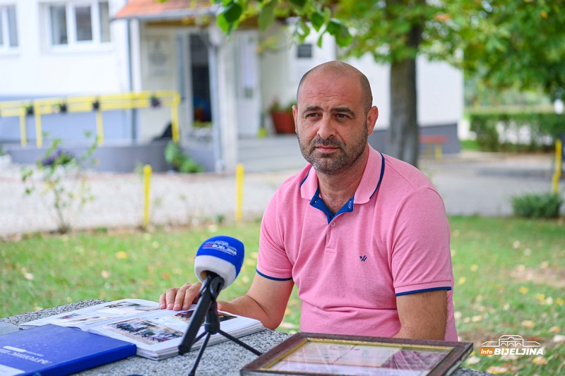 InfoBijeljina u Dragaljevcu: Brojne kuće zaključane, a nekad se po cijeli dan orila pjesma (FOTO, VIDEO)