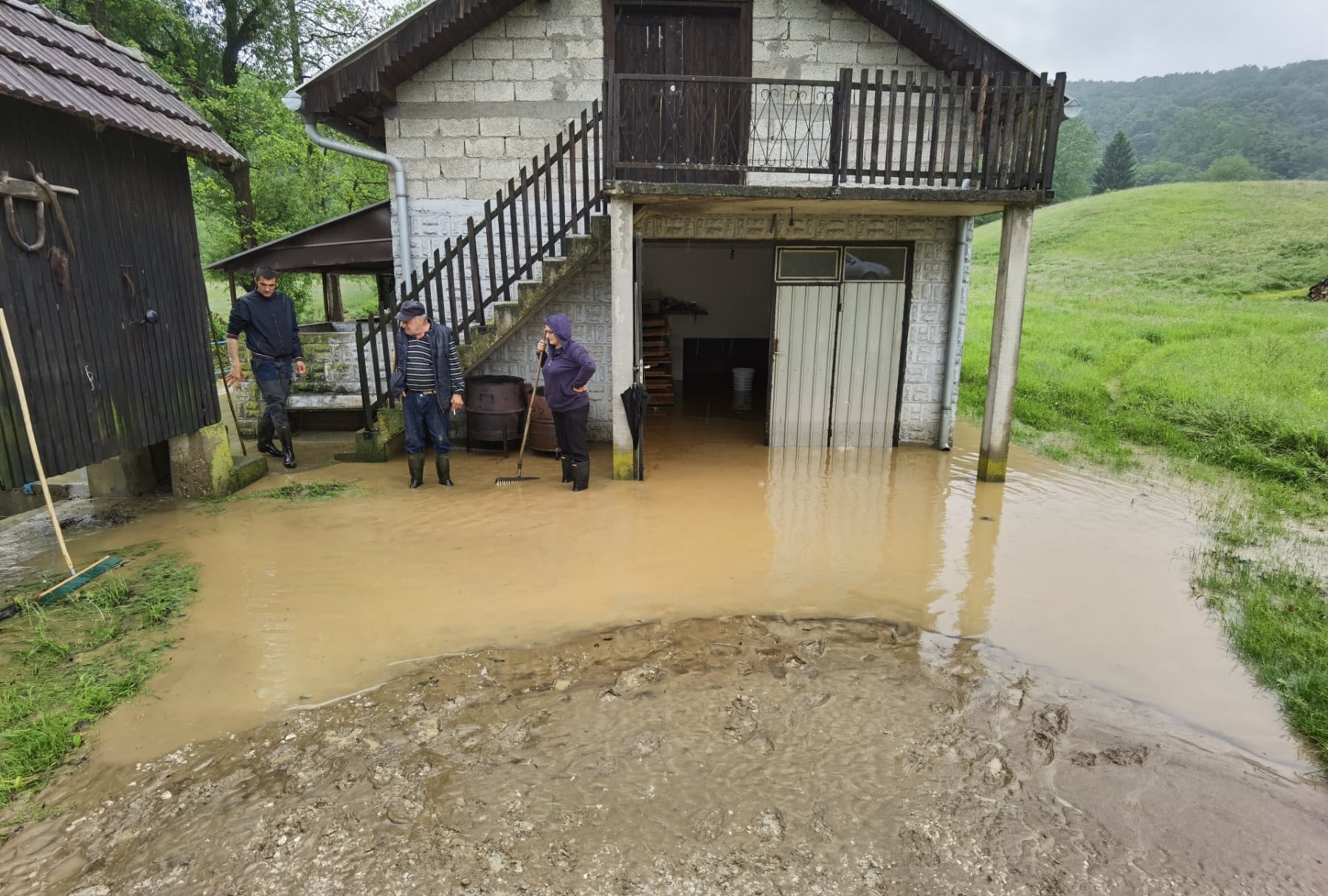 Lopare: Izlila se rijeka Gnjica i bujični potoci (FOTO)