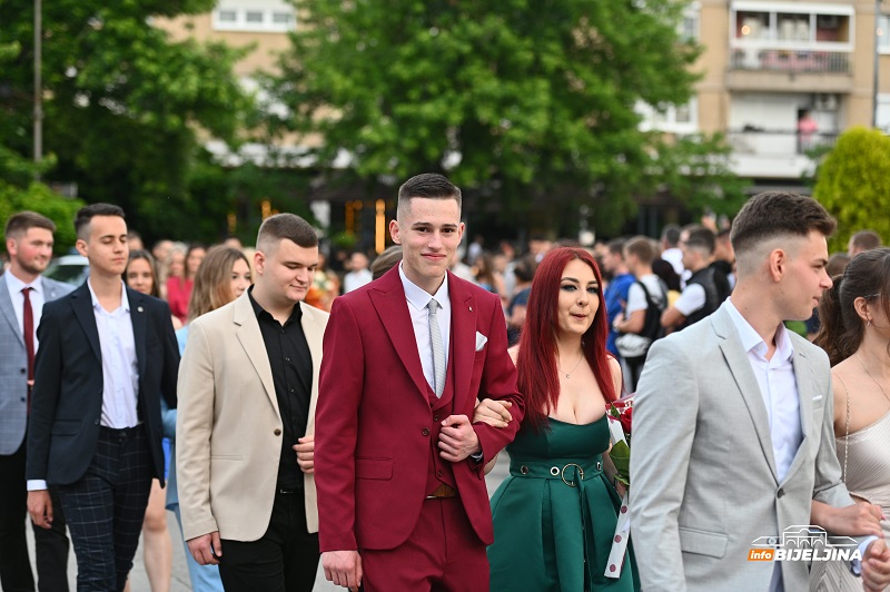 Maturanti Tehničke škole prošetali ulicama Bijeljine (FOTO)