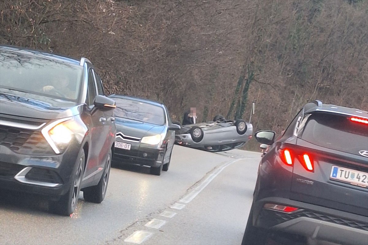 Udes kod Banjaluke, auto na krovu