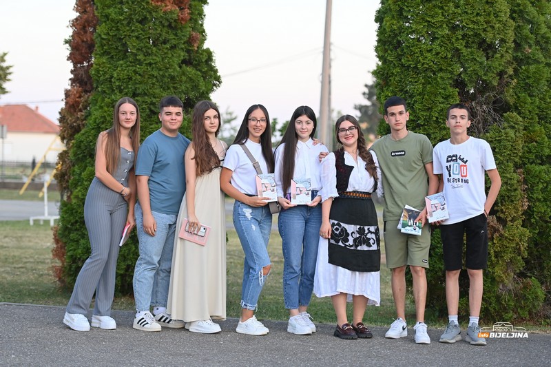 Promovisana knjiga “Kad bi iznijeli sanke” Bijeljinke Jane Čičarove: Mlada književnica izrasta u velikog umjetnika (FOTO)