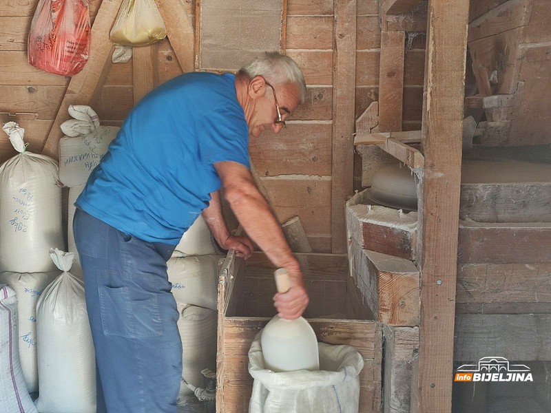 Vodenice Delića na Janji i danas melju: Kupci stižu iz Bijeljine, Teočaka, Tuzle… (FOTO)