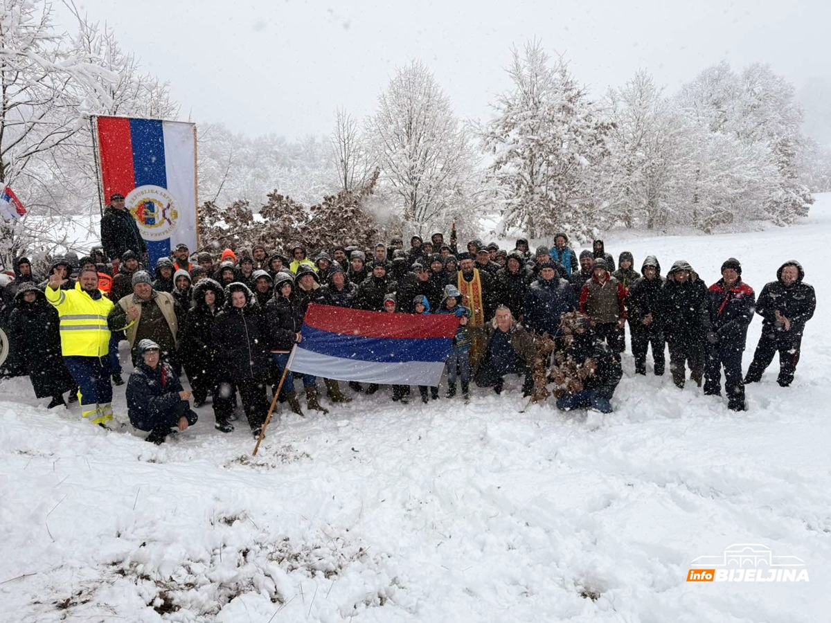 Mještani Gornjeg Magnojevića čuvaju tradiciju: Okupilo ih se oko 100 i usjekli Badnjak (FOTO)