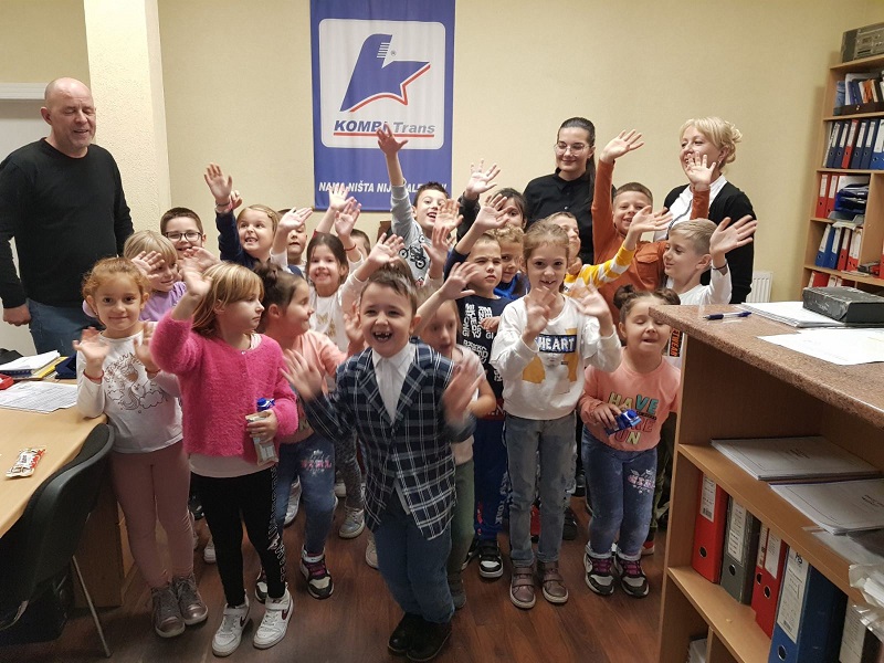 “Vesela atmosfera” Ugljevički đaci prvaci posjetili firmu 