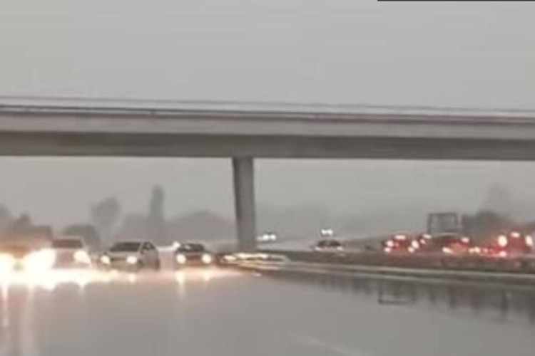 Blokirali saobraćaj da bi sačuvali vozila od kiše i grada