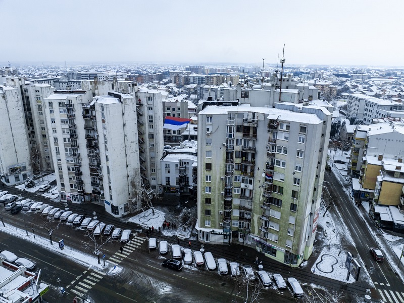 Zastava Srpske zavijorila se iznad bijeljinskih bijelih zgrada (FOTO)