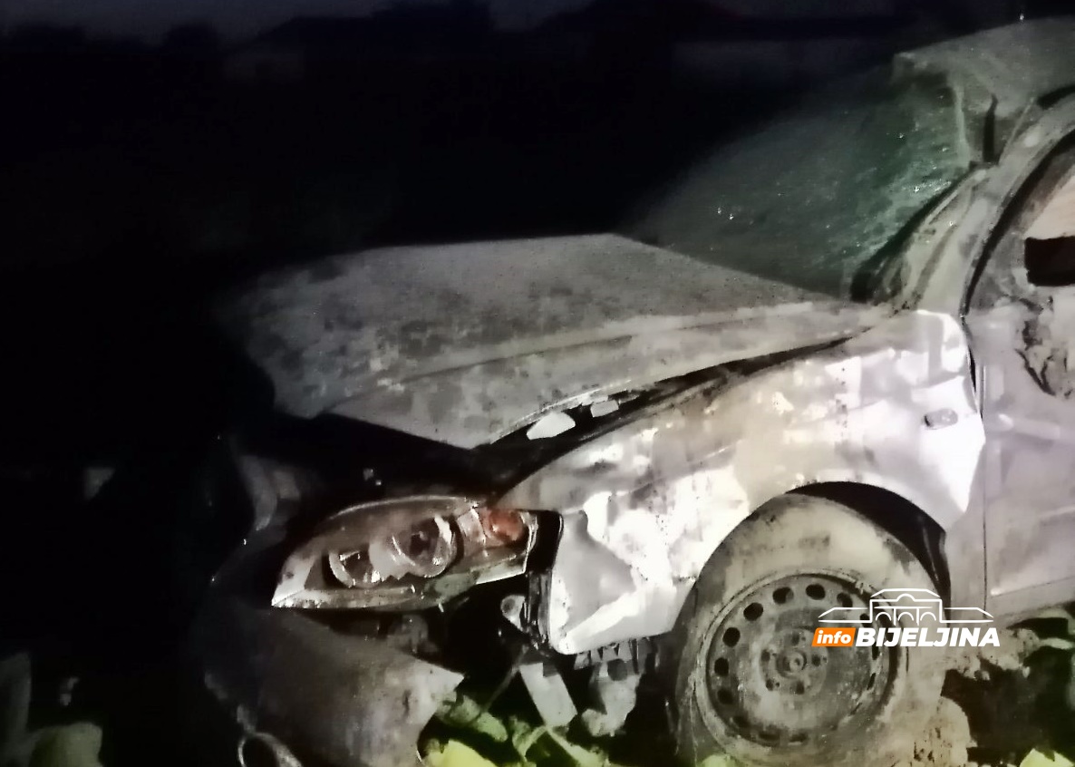 Nezgoda u Ljeljenči kod Bijeljine, automobil se prevrnuo nekoliko puta (FOTO)