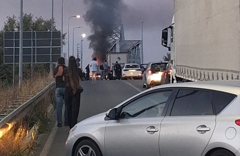 Rača kod Bijeljine: Izgorjeli kamion uklonjen sa mosta, saobraćaj i dalje obustavljen