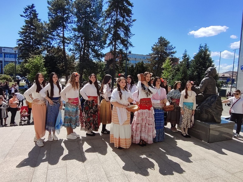 Lazarice na bijeljinskom trgu najavile Vaskrs i dolazak proljeća (FOTO)