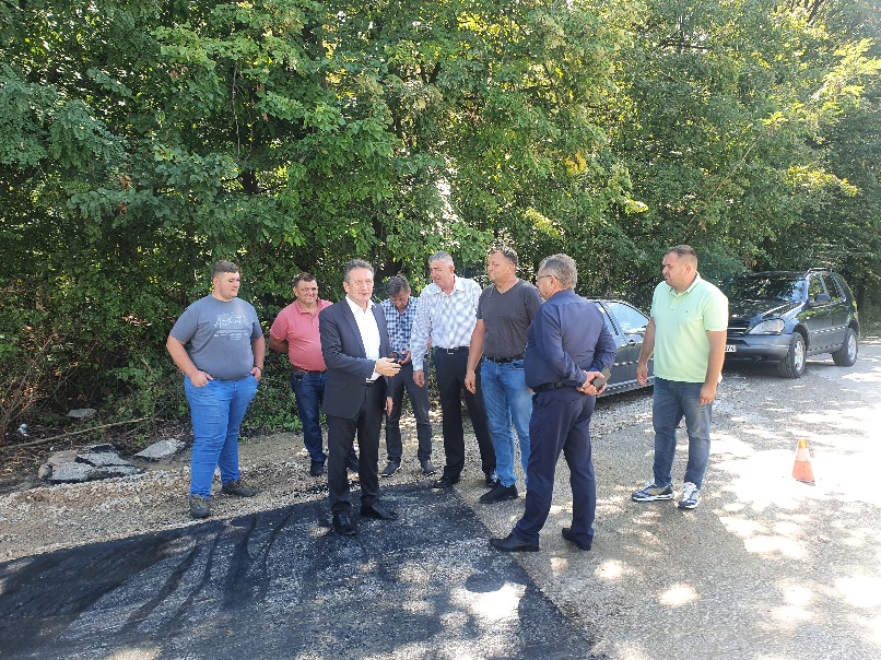 „Opština Ugljevik neprestano u investicionom ciklusu“ U toku asfaltiranje puta koji spaja tri mjesne zajednice