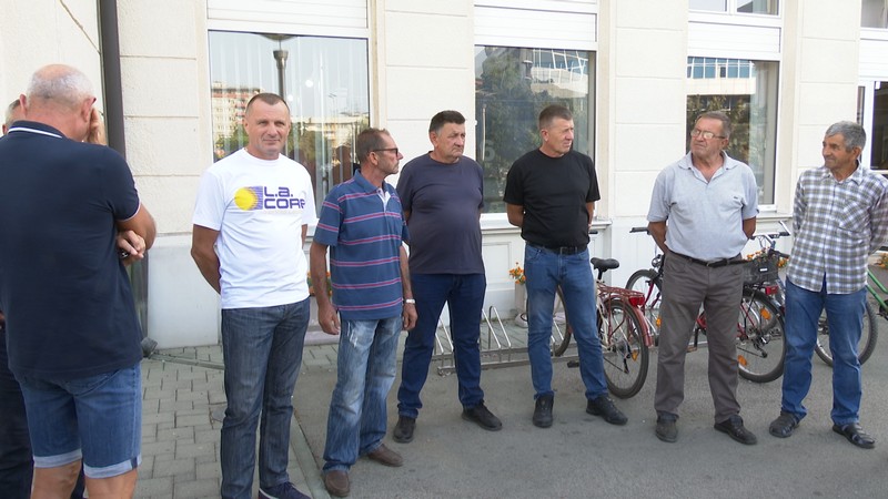 Bijeljina: Protest mještana Brodca ispred Gradske uprave (FOTO)