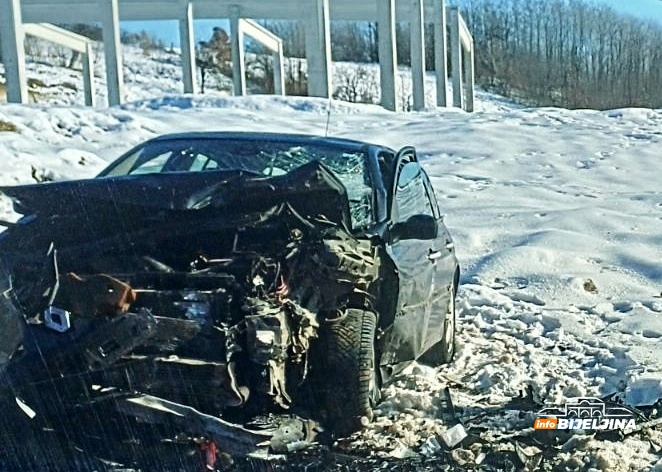 Detalji žestokog sudara na putu Bijeljina - Zvornik: Povrijeđene tri osobe, vozač ima teške povrede (FOTO)