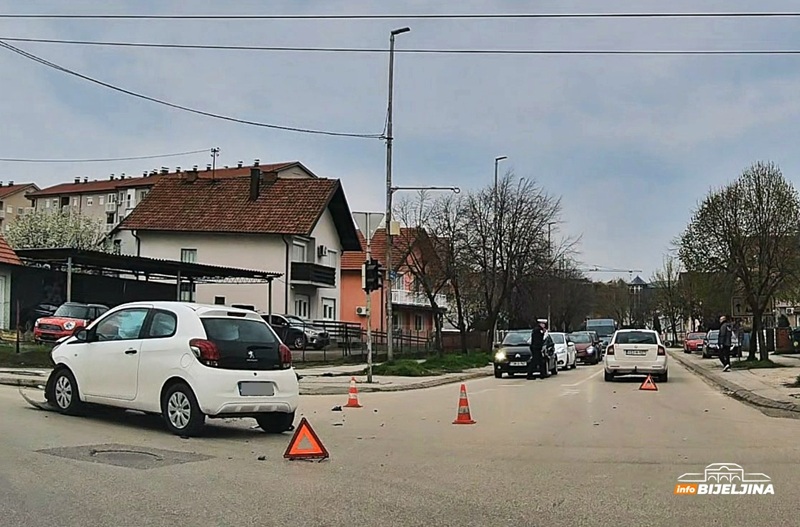 Epilog nezgode u Bijeljini: Povrijeđen vozač (FOTO)