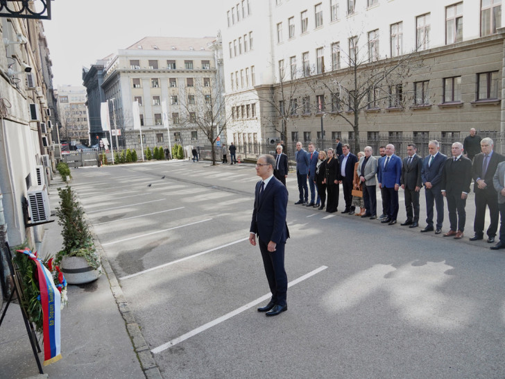 Godišnjica smrti Zorana Đinđića: Položeni vijenci na mjestu atentata