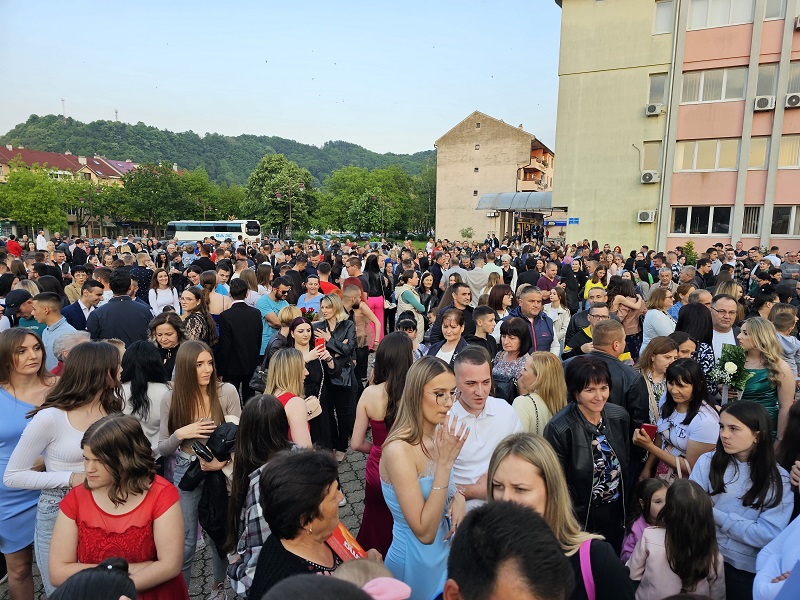 “Mladost i ljepota” Ugljevički maturanti prodefilovali gradskim ulicama